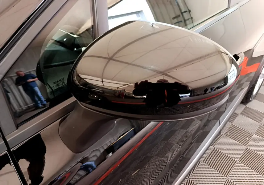 Rétroviseur côté conducteur noir brillant du Renault Captur Business TCe 90 2021, reflet intérieur et extérieur visible.