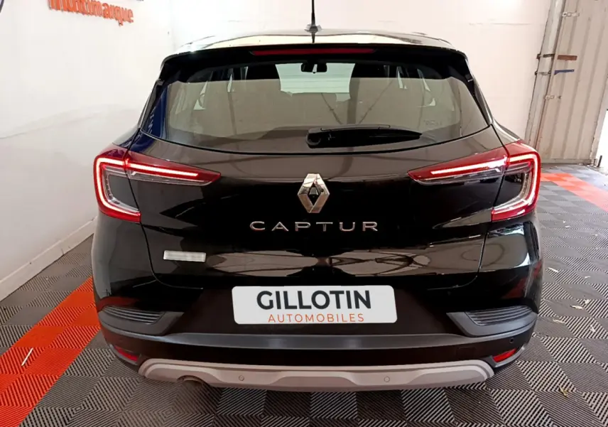 Vue arrière d'un Renault Captur noir 2021 avec feux LED distinctifs et plaque d'immatriculation GILLOTIN Automobiles.