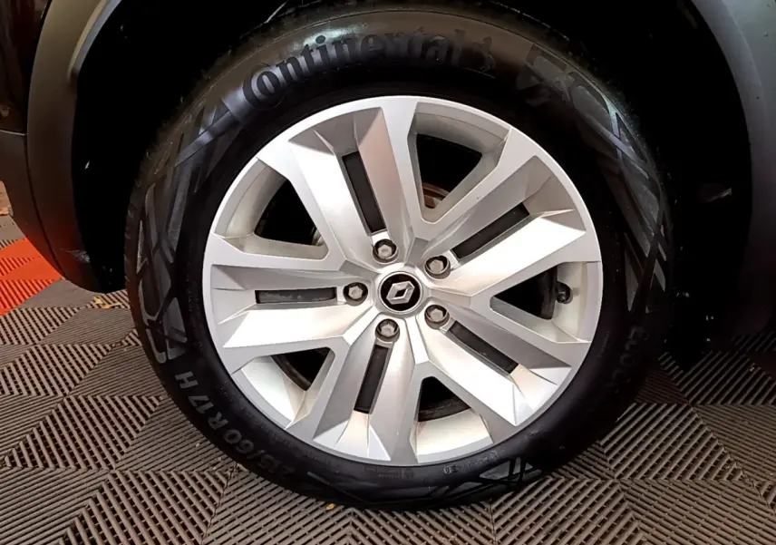 Gros plan sur la roue avant droite d'un Renault Captur Business noir 2021, avec pneu Continental visible.