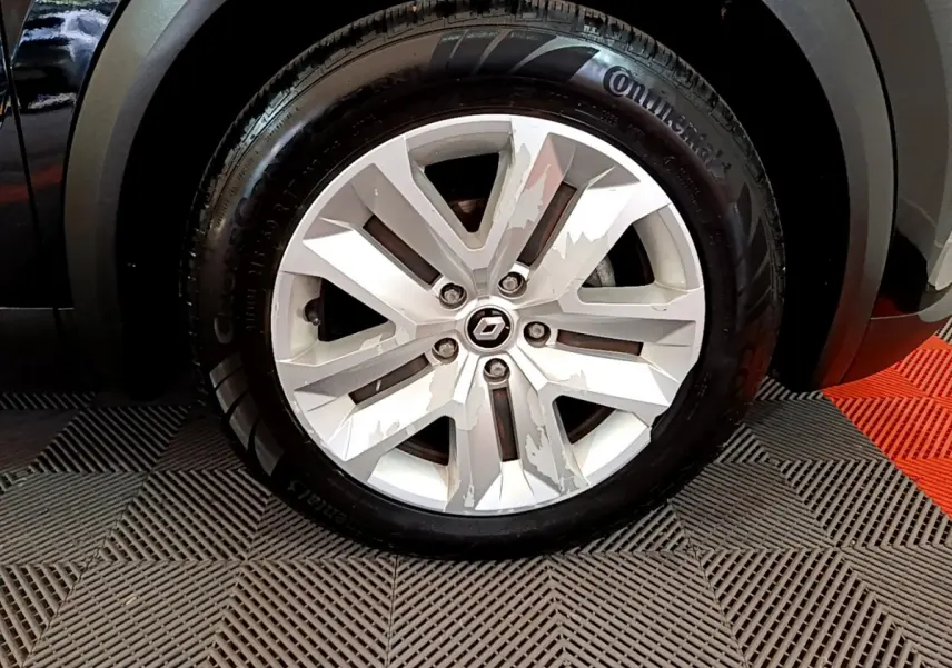 Gros plan sur la roue avant droite du Renault Captur Business noir 2021, jante alliage et pneu Continental visible.