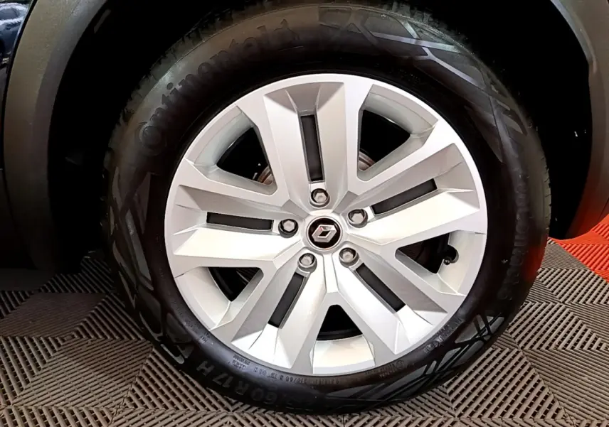 Gros plan sur la roue avant droite d'un Renault Captur noir 2021, avec passage de roue et partie de la carrosserie visible.