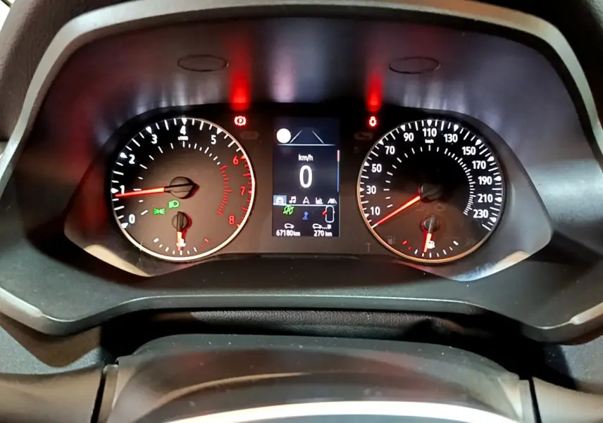 Vue rapprochée du tableau de bord du Renault Captur Business TCe 90 2021, affichage numérique et compteurs analogiques.