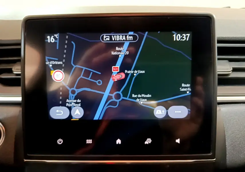 Écran tactile central du Renault Captur Business TCe 90 2021 affichant la navigation GPS avec carte et informations de trajet.
