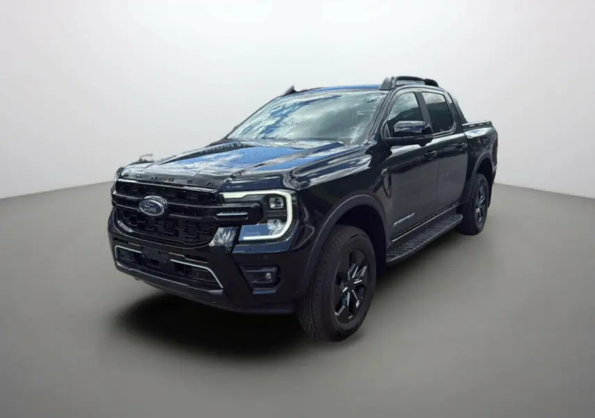 Ford Ranger 2025 noir agate en vue 3/4 avant droit, avec calandre imposante et jantes noires distinctives Stormtrak.
