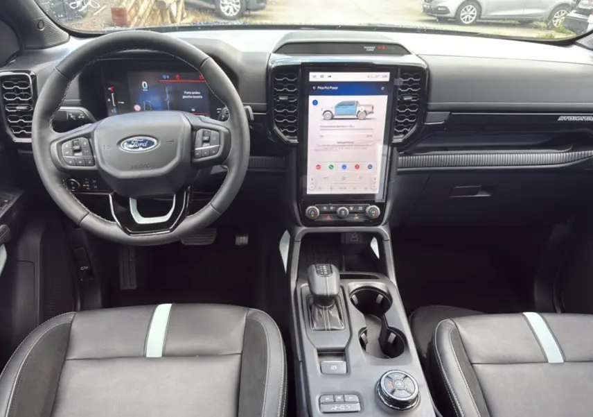 Intérieur du Ford Ranger 2025 noir agate, vue de face sur le tableau de bord avec écran tactile vertical et volant multifonction.