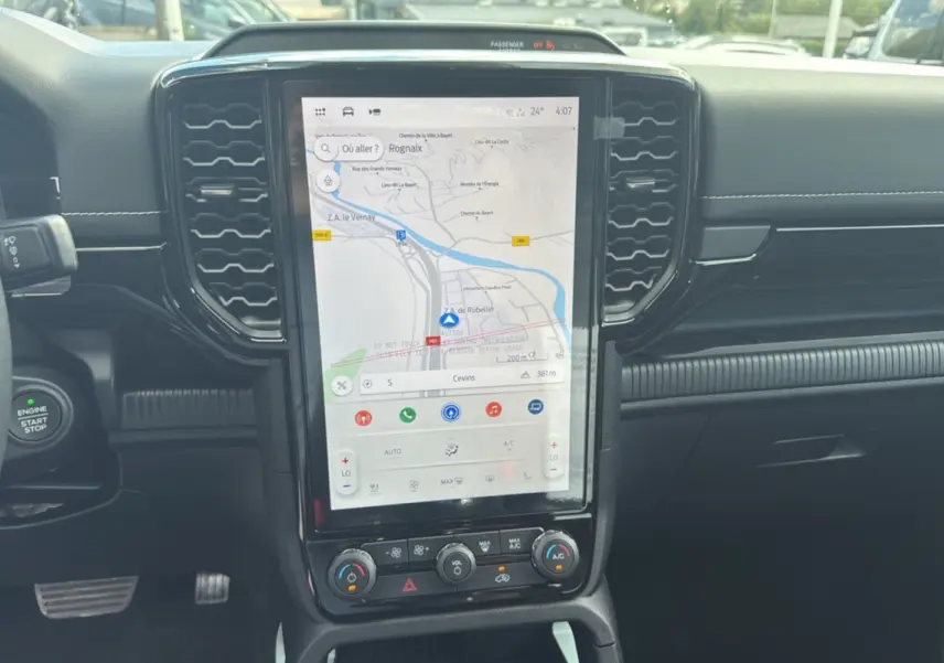 Vue rapprochée de la console centrale du Ford Ranger 2025 noir agate, avec écran tactile vertical affichant la navigation.