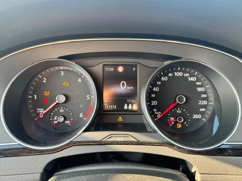 Tableau de bord de Volkswagen Passat SW 2022 avec compte-tours, vitesse, température et affichage numérique central.