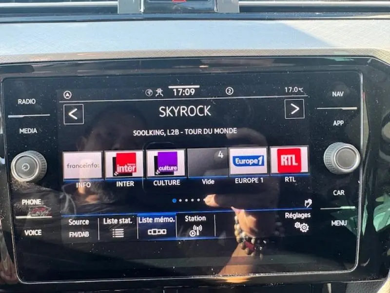 Écran tactile central du système multimédia de la Volkswagen Passat SW 2.0 TDI, affichant les radios FM/DAB.