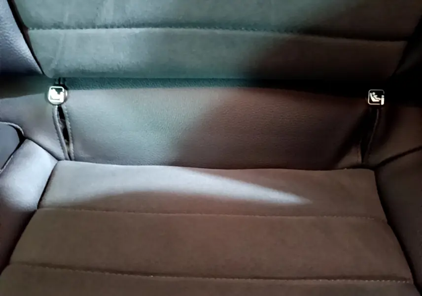 Gros plan sur la banquette arrière en tissu noir du SEAT Arona 2022, avec fixations Isofix visibles.