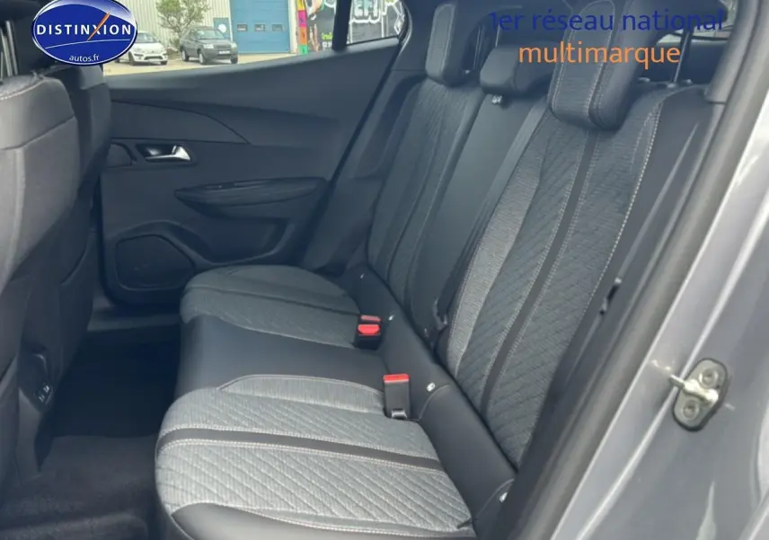 Vue intérieure côté droit sur la banquette arrière grise tissu embossé avec ceintures et appuie-têtes du Peugeot 2008 2025.