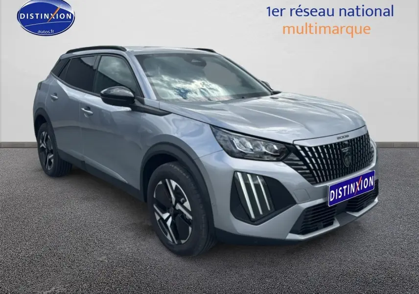 Peugeot 2008 gris artense en 3/4 avant droit, avec calandre noire distinctive et jantes alu modernes.