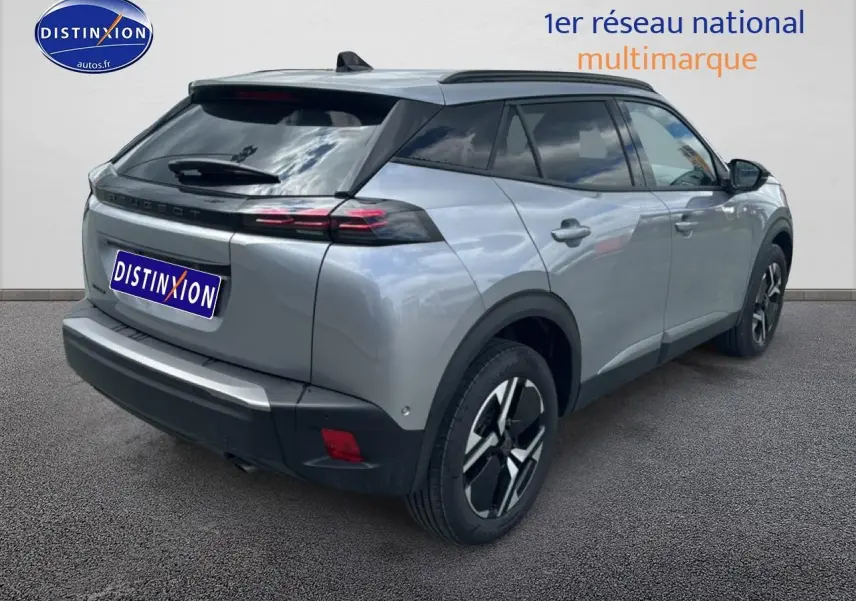 Vue 3/4 arrière droite d'un Peugeot 2008 gris artense avec jantes alu et feux arrière LED distinctifs.