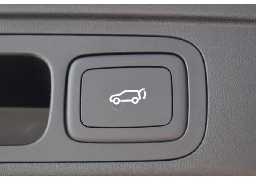 Bouton intérieur noir avec symbole blanc d'ouverture de hayon sur MG Motor EHS 1.5 Hybrid+ 2026.