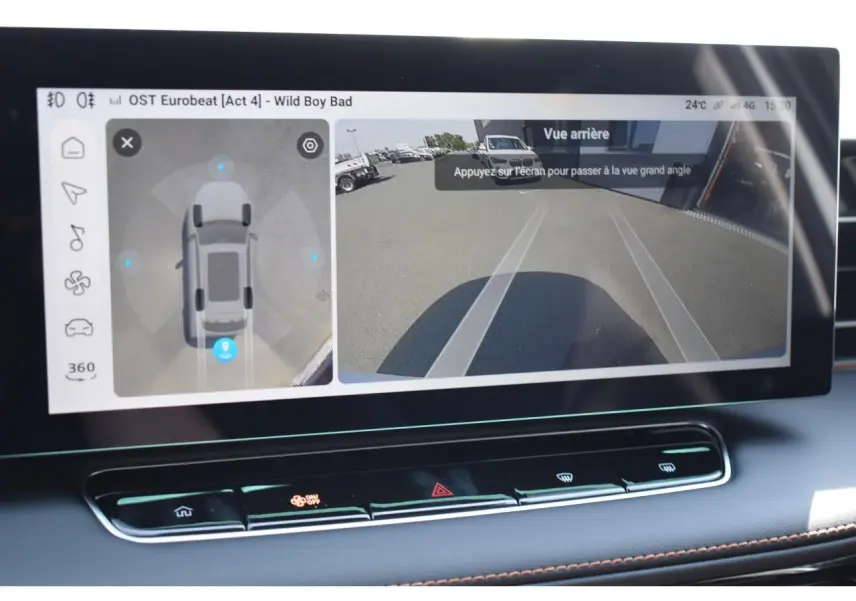 Écran tactile intérieur montrant la caméra 360° et la vue arrière du MG MOTOR EHS blanc en stationnement.