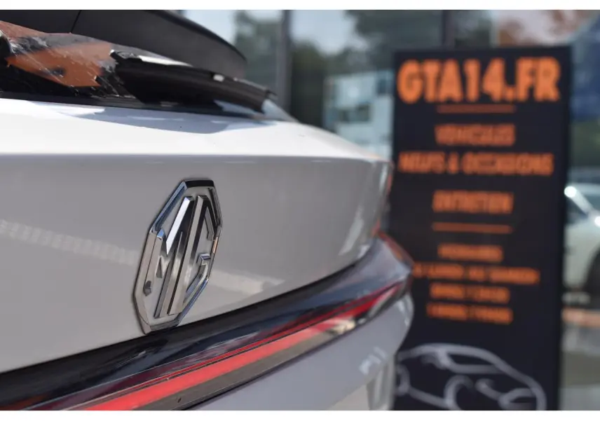 Gros plan arrière droit du MG Motor EHS blanc 2026, mettant en valeur le logo chromé et le feu LED fin.