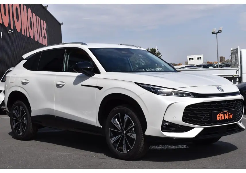 MG Motor EHS blanc en 3/4 avant droit, avec calandre noire et jantes alliage 19 pouces distinctives.