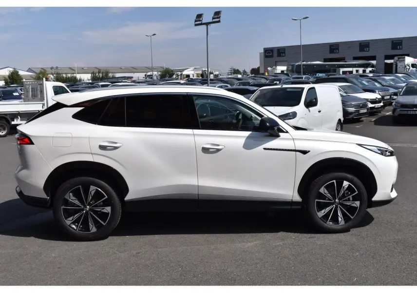 Vue de profil côté gauche du SUV blanc MG EHS 1.5 Hybrid+ Luxury 2026 avec jantes alliage noires et vitres surteintées.