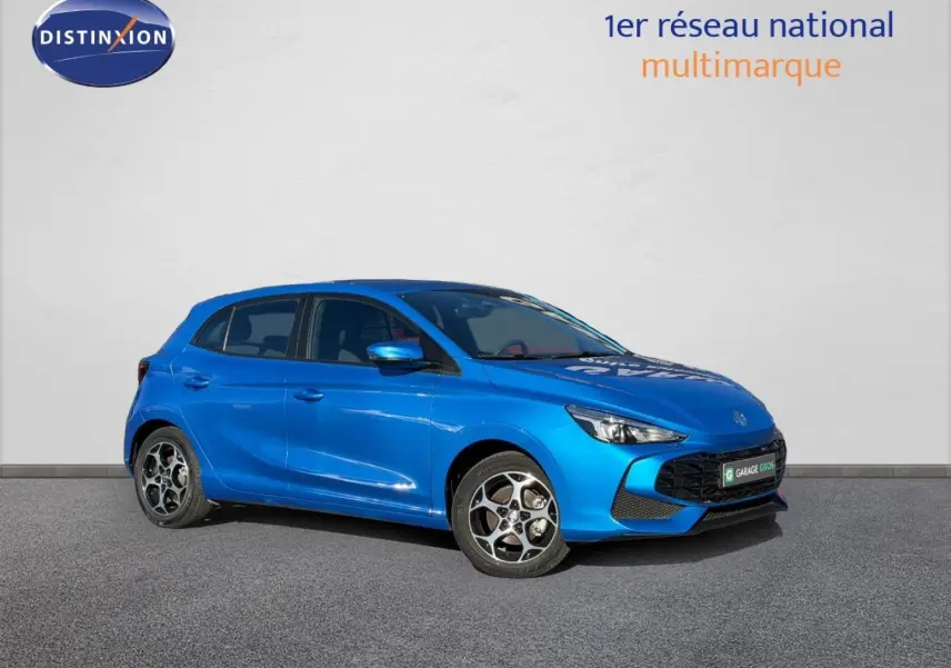 MG3 1.5 Hybrid+ 195ch Comfort en Como Blue métallisé, vue 3/4 avant côté gauche sur fond neutre.