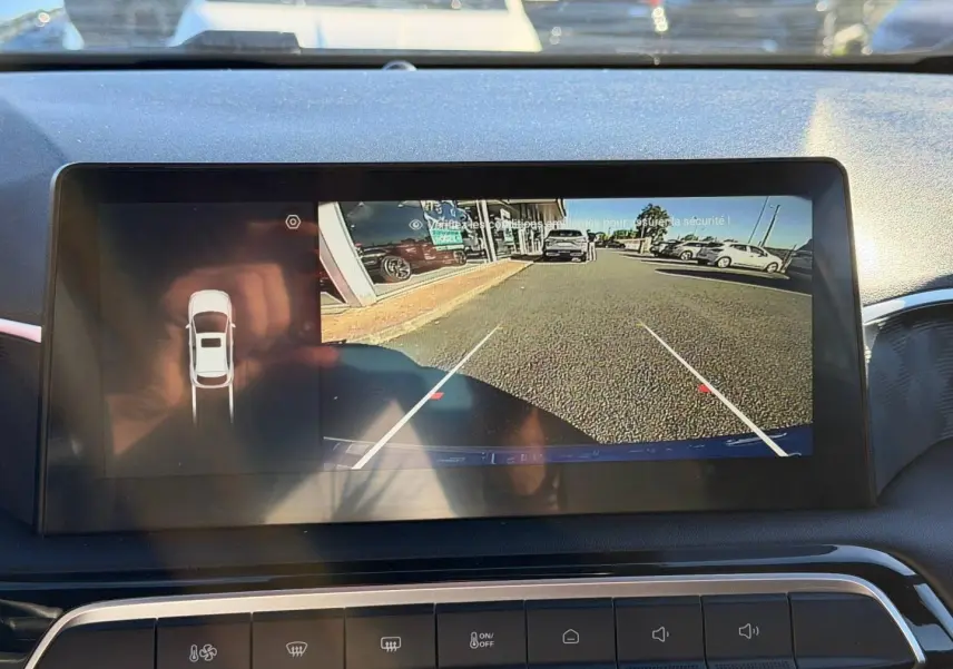 Écran tactile intérieur montrant la caméra de recul et l'affichage 360° du MG3 Como Blue métallisé, vue arrière du véhicule.