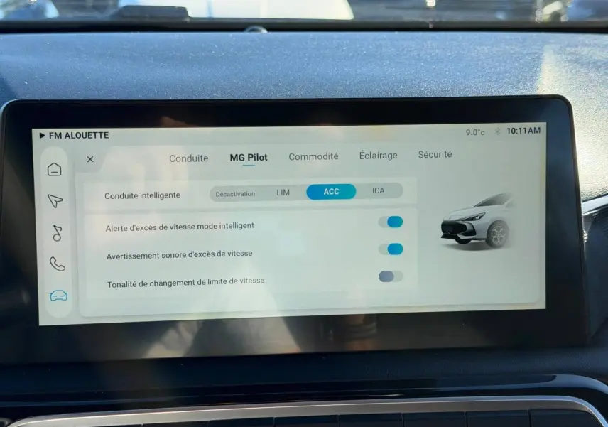 Écran tactile intérieur du MG3 2025 montrant les réglages MG Pilot avec illustration du véhicule blanc.
