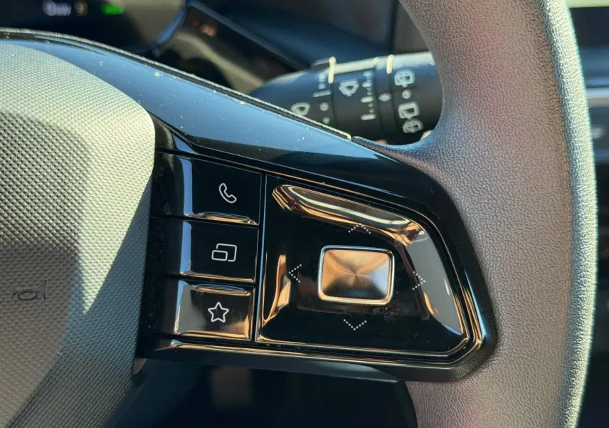 Gros plan sur les commandes noires du volant côté gauche du MG3 1.5 Hybrid+ 195ch Comfort 2025.