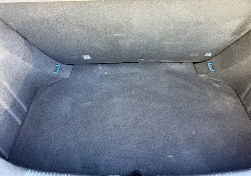 Coffre vide vu de dessus du MG3 1.5 Hybrid+ 195ch Comfort en Como Blue métallisé, intérieur noir.