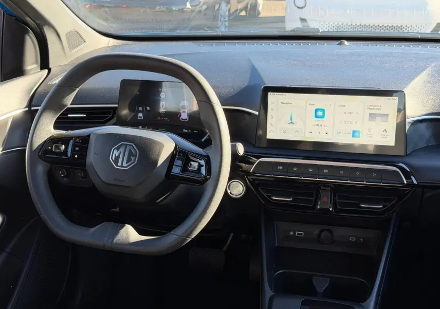 Vue intérieure frontale du tableau de bord du MG3 1.5 Hybrid+ 195ch Comfort avec écran tactile et volant multifonction.