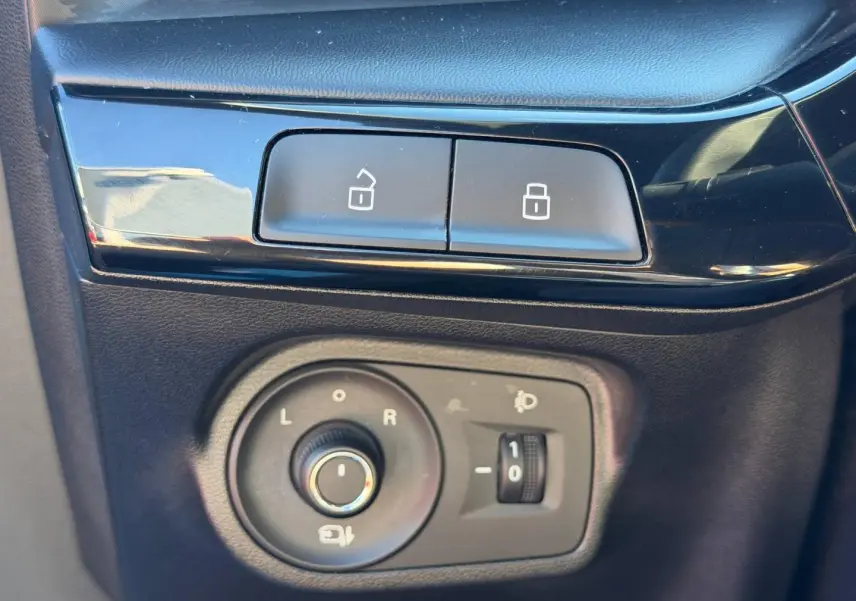 Gros plan sur les commandes de verrouillage et réglage des rétroviseurs noirs dans une MG3 Como Blue 2025.