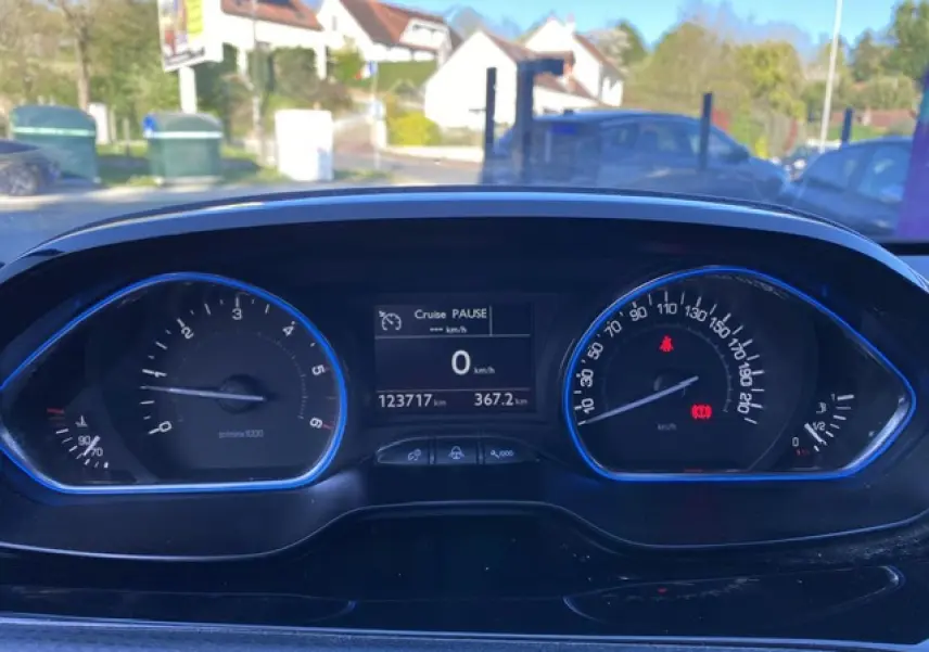 Vue rapprochée du tableau de bord du Peugeot 2008 noir 2019, affichant compteur et écran digital.