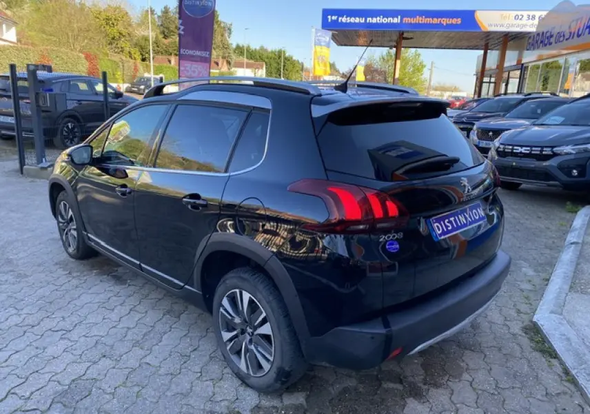Peugeot 2008 noir métallisé vue 3/4 arrière côté droit, avec jantes aluminium diamantées et vitres teintées.