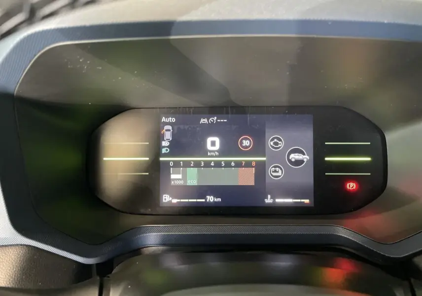 Tableau de bord digital 7 pouces du Dacia Duster beige 2025 affichant la vitesse et l'autonomie à 70 km.