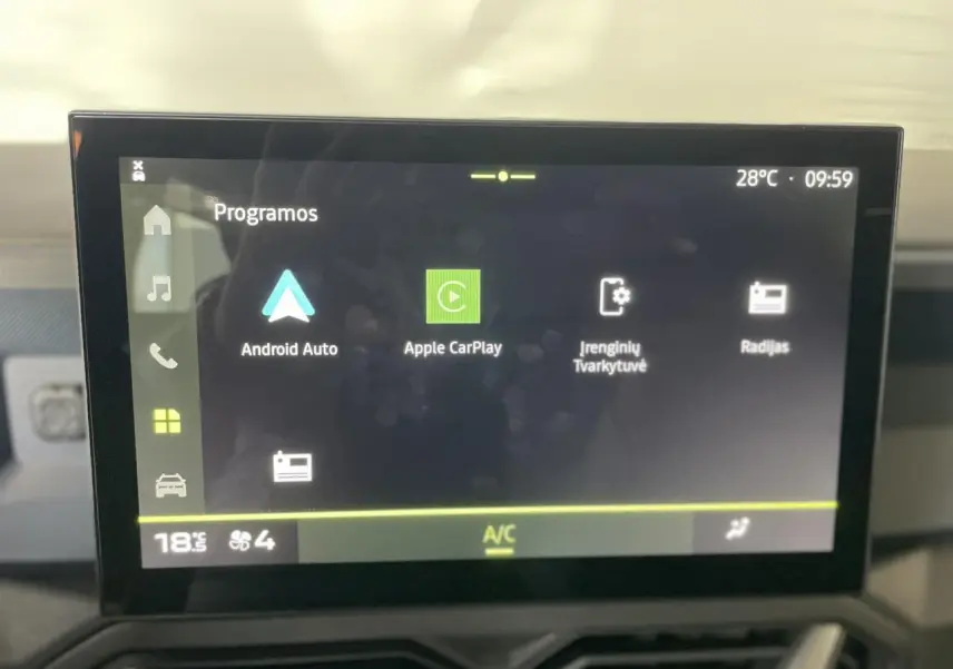 Écran tactile central du Dacia Duster beige 2025 affichant Android Auto et Apple CarPlay, avec aérateurs gris acier visibles.