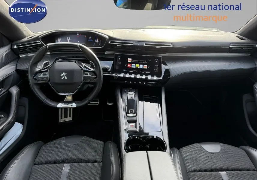 Intérieur noir de la Peugeot 508 II 1.5 BlueHDi 130 GT 2023, vue frontale sur le tableau de bord et volant compact.