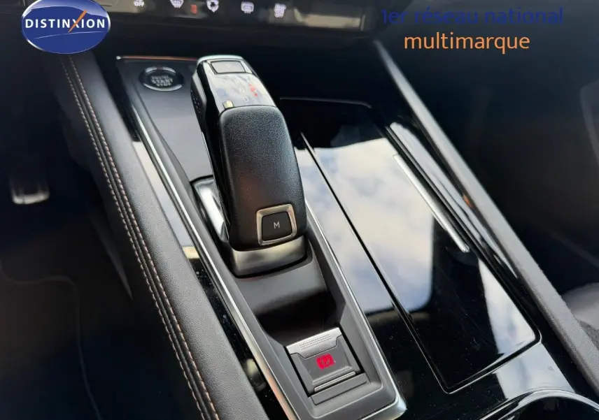 Le levier de vitesses automatique noir de la Peugeot 508 gris platinium, vue rapprochée de la console centrale.