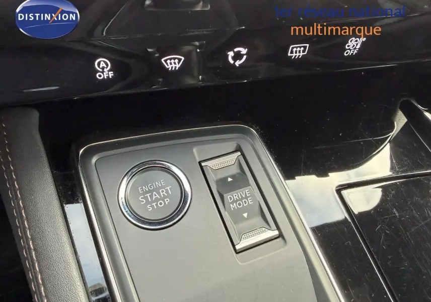 Gros plan sur la console centrale du Peugeot 508 gris platinium, montrant le bouton Start/Stop et la commande Drive Mode.