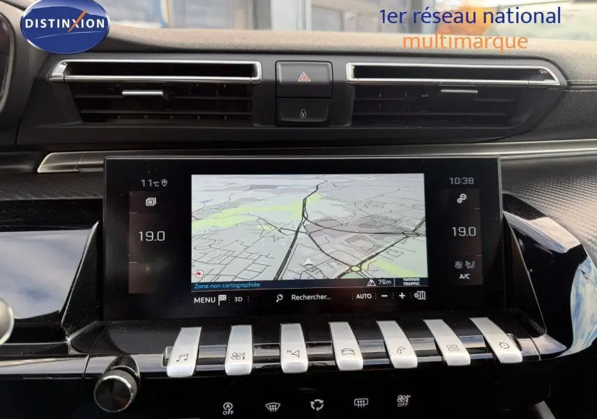 Tableau de bord de Peugeot 508 gris platinium 2023, avec écran tactile affichant la navigation et commandes centrales.