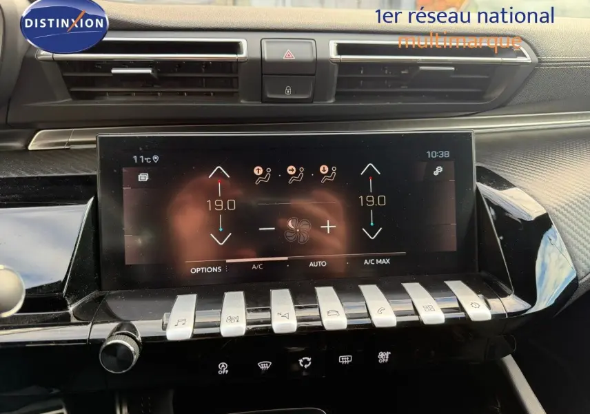 Écran tactile central de la Peugeot 508 gris platinium 2023 affichant la climatisation à 19°C en mode automatique.