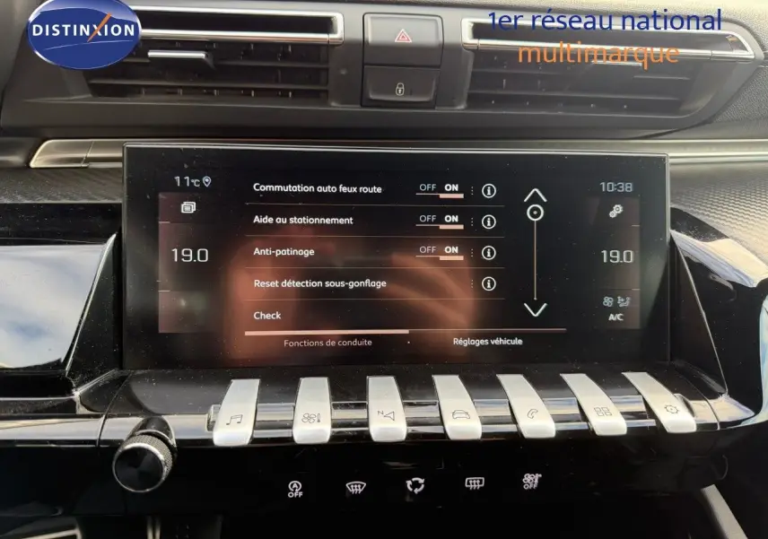 Écran tactile central de la Peugeot 508 gris platinium 2023 montrant les réglages d’aide à la conduite.