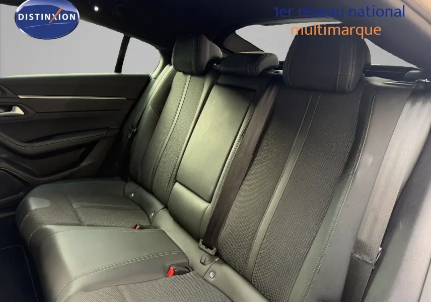 Banquette arrière en cuir noir de la Peugeot 508 II 1.5 BlueHDi 130 GT, vue côté gauche intérieur du véhicule.