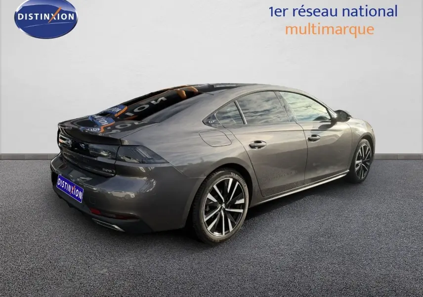 Peugeot 508 gris platinium vue 3/4 arrière droit, élégante berline avec jantes alliage et feux LED distinctifs.