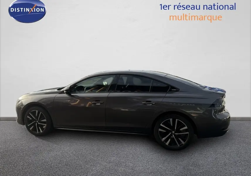 Profil côté gauche de la Peugeot 508 gris platinium 2023, soulignant ses lignes élégantes et ses jantes noires distinctives.