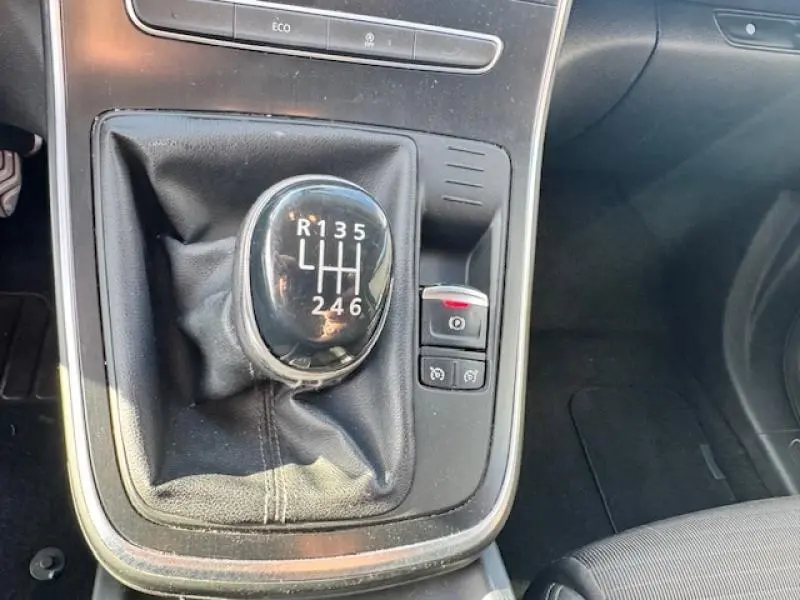 Gros plan sur le levier de vitesses manuel noir du Renault Grand Scenic 2019, entouré de commandes et console centrale.