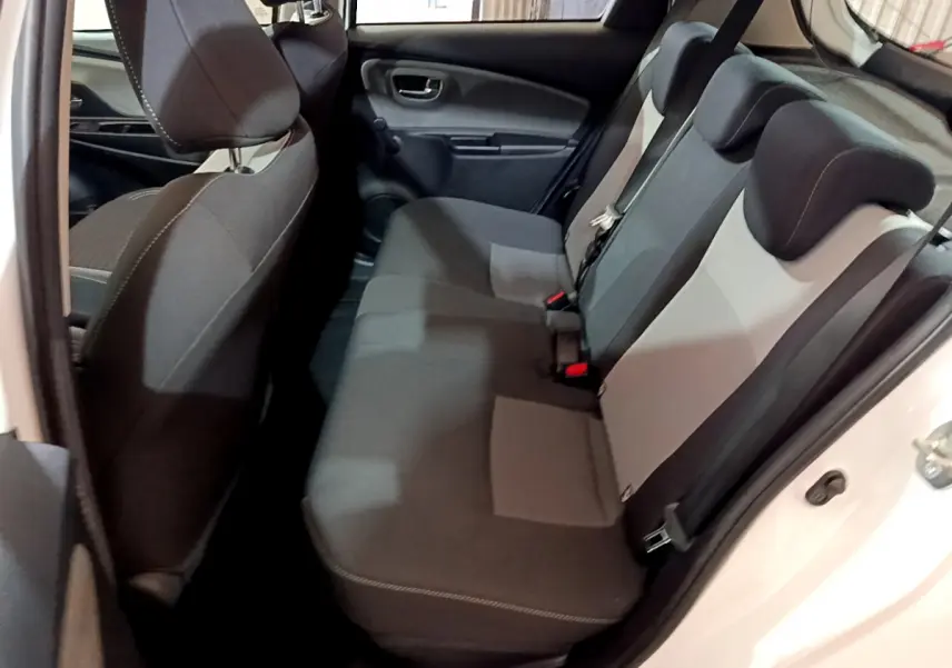 Vue intérieure côté droit sur la banquette arrière grise et noire de la Toyota Yaris 1.5 Hybride blanche de 2020.