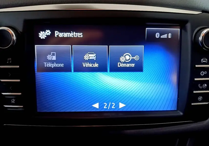 Écran tactile central de la Toyota Yaris 1.5 Hybride 2020 affichant le menu Paramètres en intérieur noir.