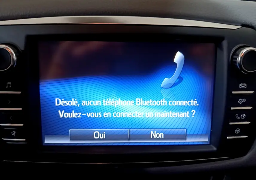 Écran tactile central de la Toyota Yaris blanche 2020 affichant un message de connexion Bluetooth.