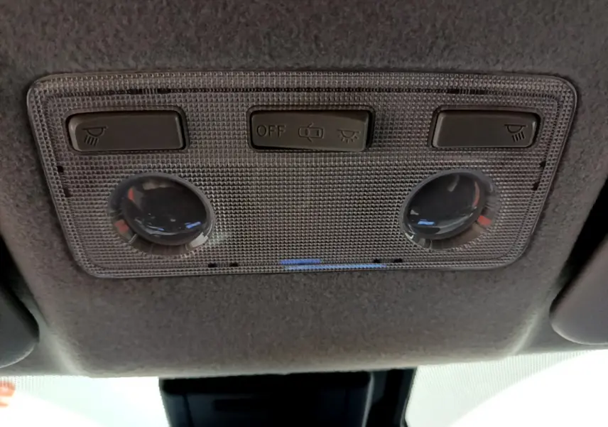Plafonnier intérieur gris avec commandes d’éclairage et lampes de lecture dans une Toyota Yaris blanche 2020.