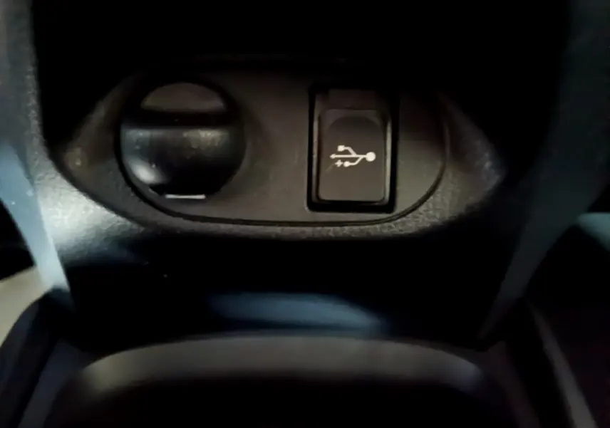 Gros plan sur la prise 12V et le port USB dans l’habitacle de la Toyota Yaris blanche 1.5 Hybride 2020.