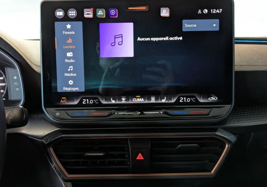 Écran tactile central du tableau de bord du CUPRA Formentor 2.0 TDI 150 DSG7 noir, affichant les réglages de climatisation.