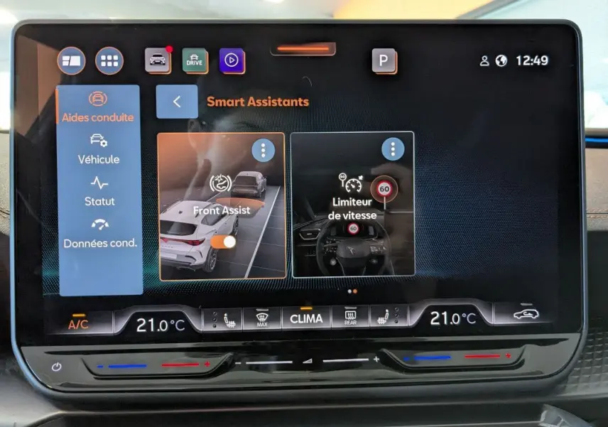 Écran tactile intérieur du CUPRA Formentor 2025 affichant les aides à la conduite et la climatisation à 21°C.