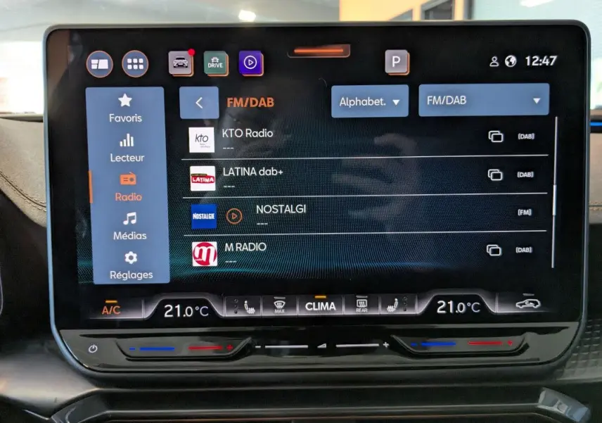 Écran tactile central de la CUPRA Formentor 2.0 TDI 150 DSG7 affichant les stations radio FM/DAB, intérieur noir.